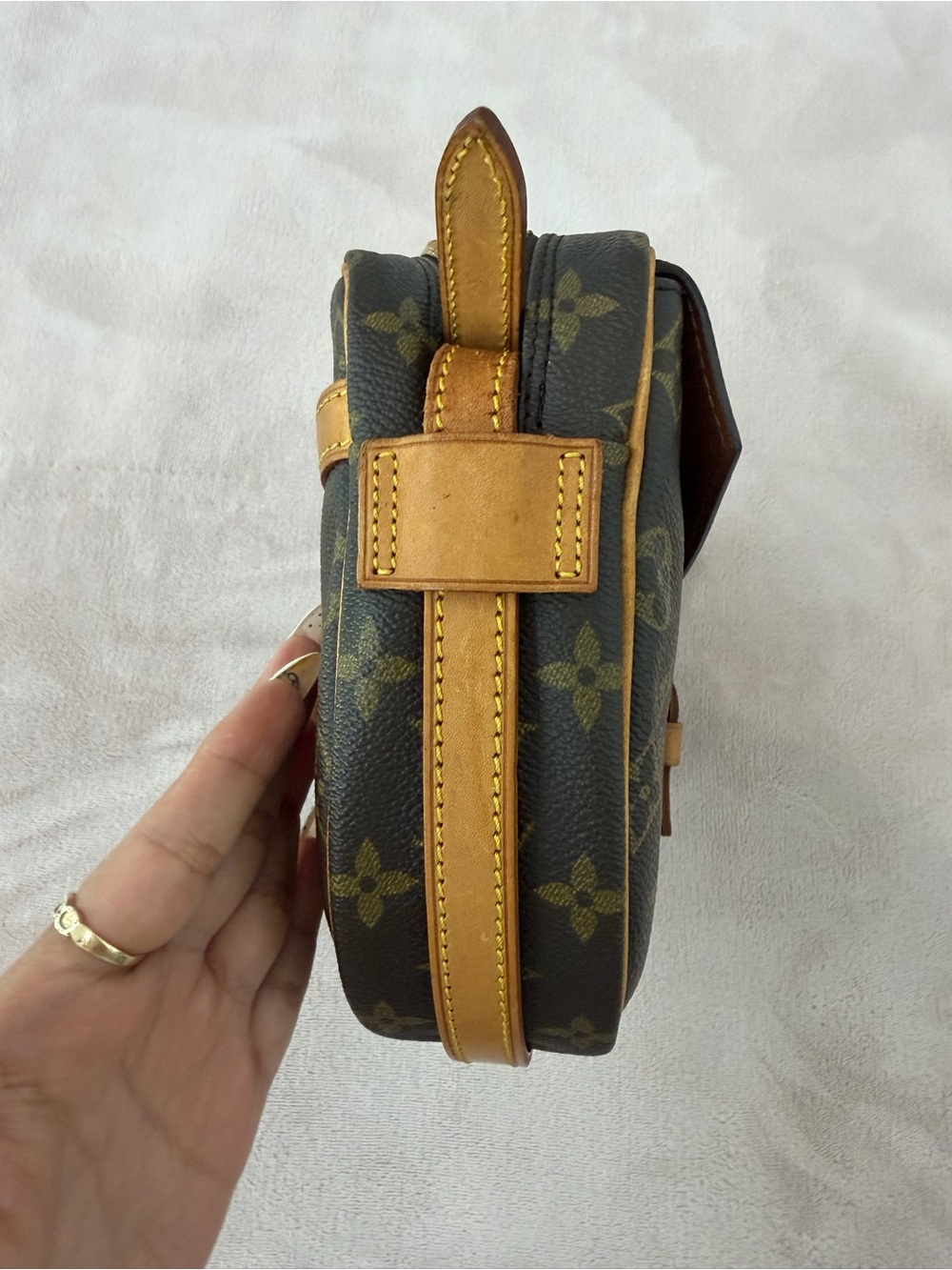 Louis Vuitton Monogram Crossbody in Brown with Tan Trim - Picture 4 of 11